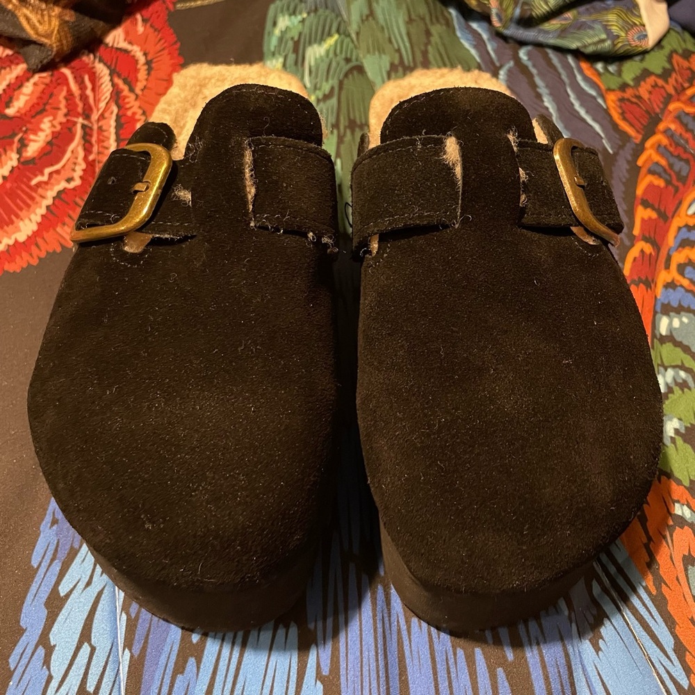 CUSHIONAIRE Platforms Suede Clogs! 🐑